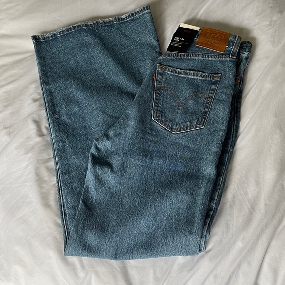 Light Wash Ribcage Bell Levi’s - Picture 2 of 3